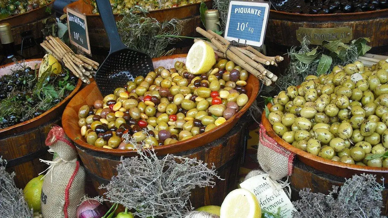 Ambiance de marché à Ansouis : des olives variées, des citrons, de l'ail et des herbes de Provence invitent à la dégustation.