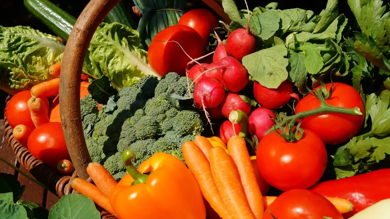 Panier garni de légumes frais, tomates, radis, brocolis, carottes, poivrons, salades, concombres. Un vrai régal du marché de Reillanne.