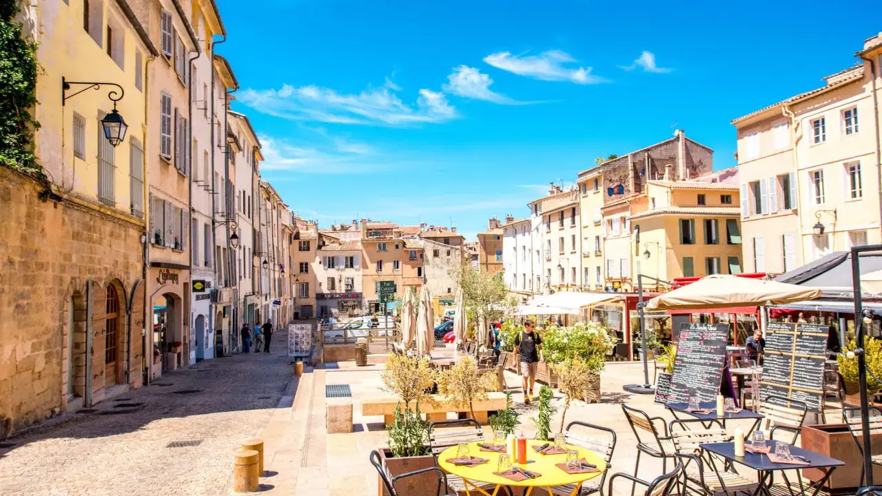 Une belle journée pour visiter Aix-en-Provence à pied. Les rues pavées, les façades colorées et les terrasses de café invitent à la flânerie.