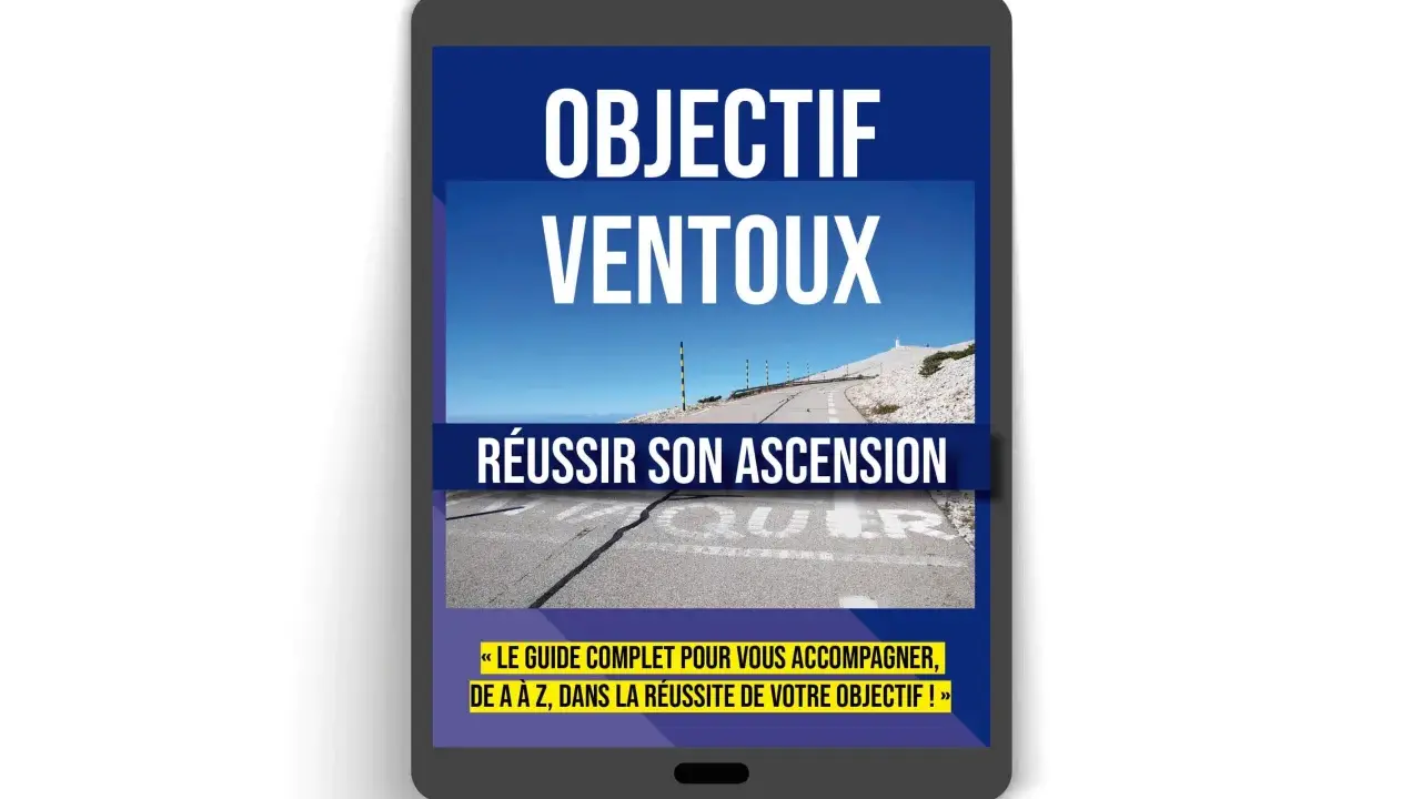 Guide numérique "Objectif Ventoux" pour réussir votre randonnée. La route sinueuse mène au sommet sous un ciel bleu.