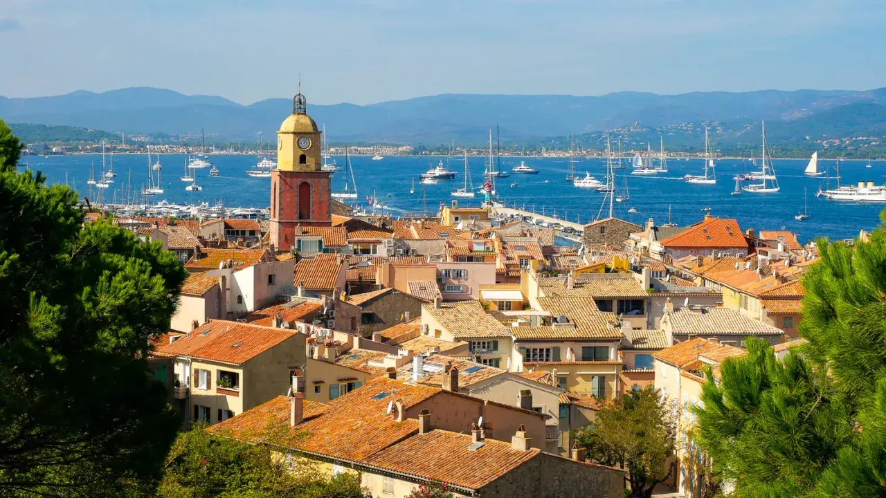 Vue panoramique de Saint-Tropez, avec son clocher emblématique et son port animé. Idéal pour savoir que faire à Saint-Tropez.