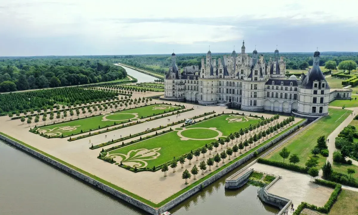 Magnifique chateau à visiter, avec ses jardins à la française et son canal. Un lieu de rêve pour une promenade.
