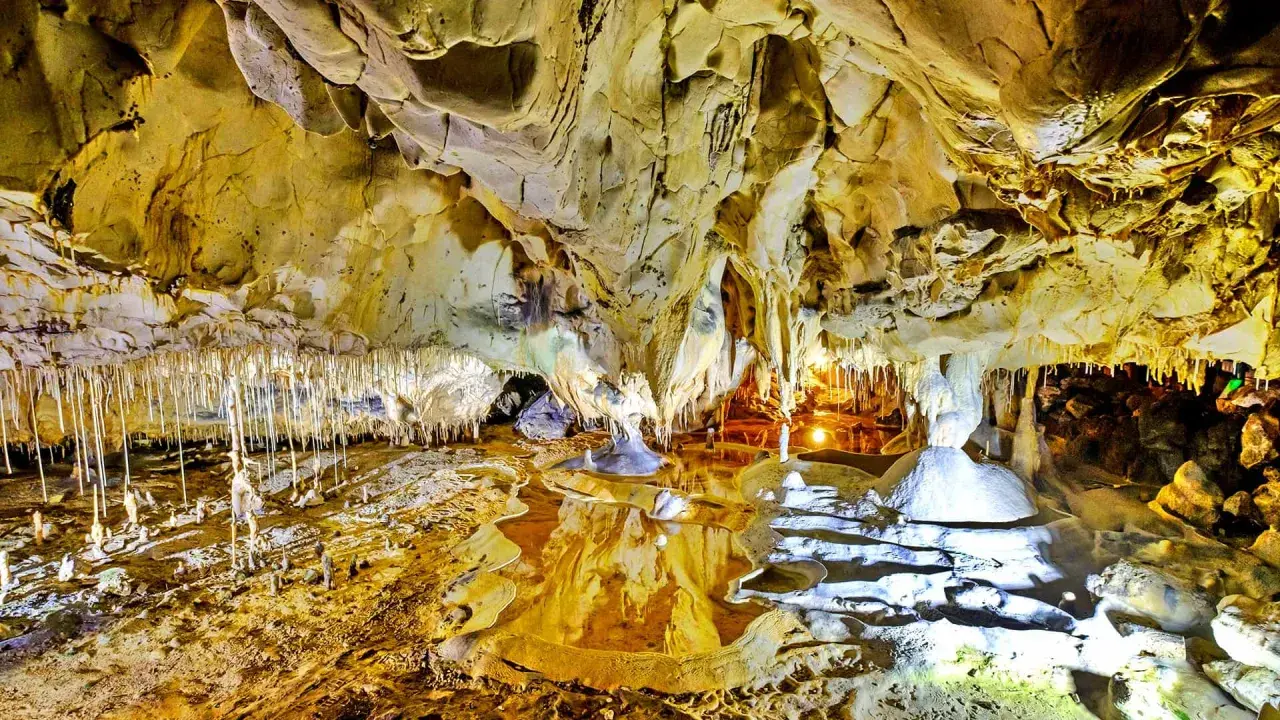 Intérieur de la grotte de Thouzon, avec ses stalactites et stalagmites. La durée de visite est d'environ 1h.