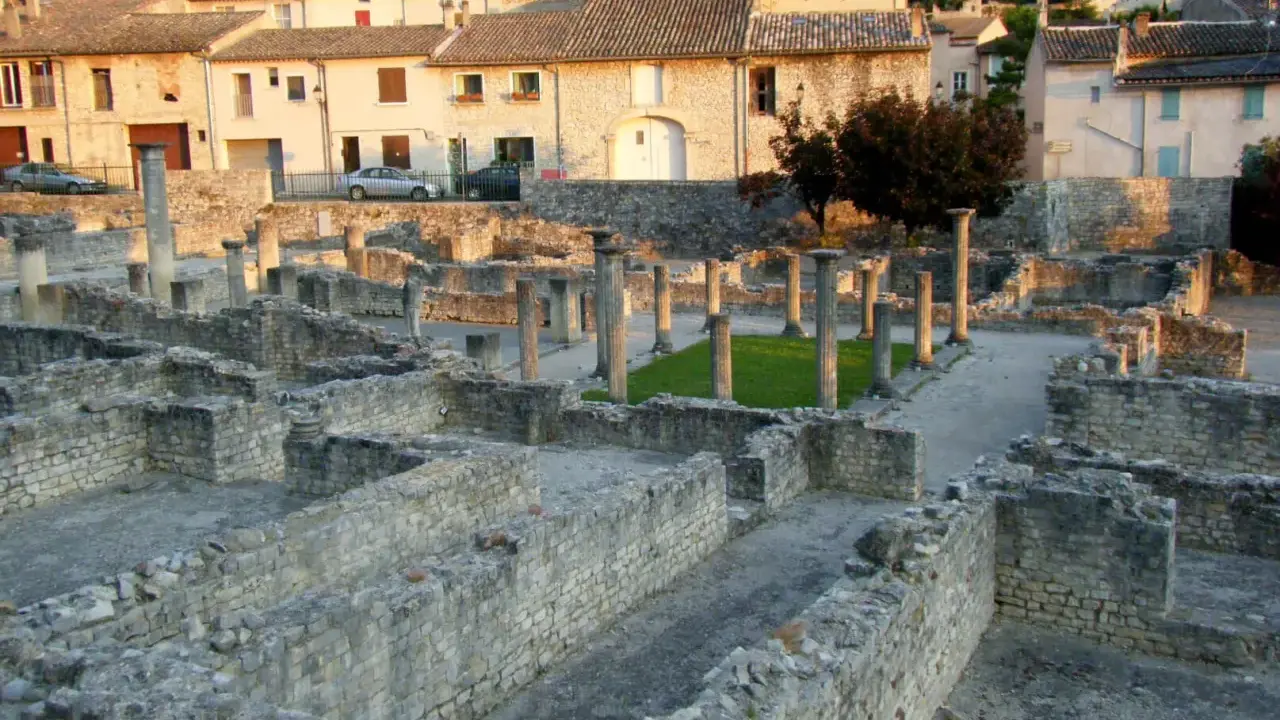 Ruines romaines de Vaison-la-Romaine. Combien de temps pour visiter ce site historique ? Une demi-journée suffit pour explorer ces vestiges.