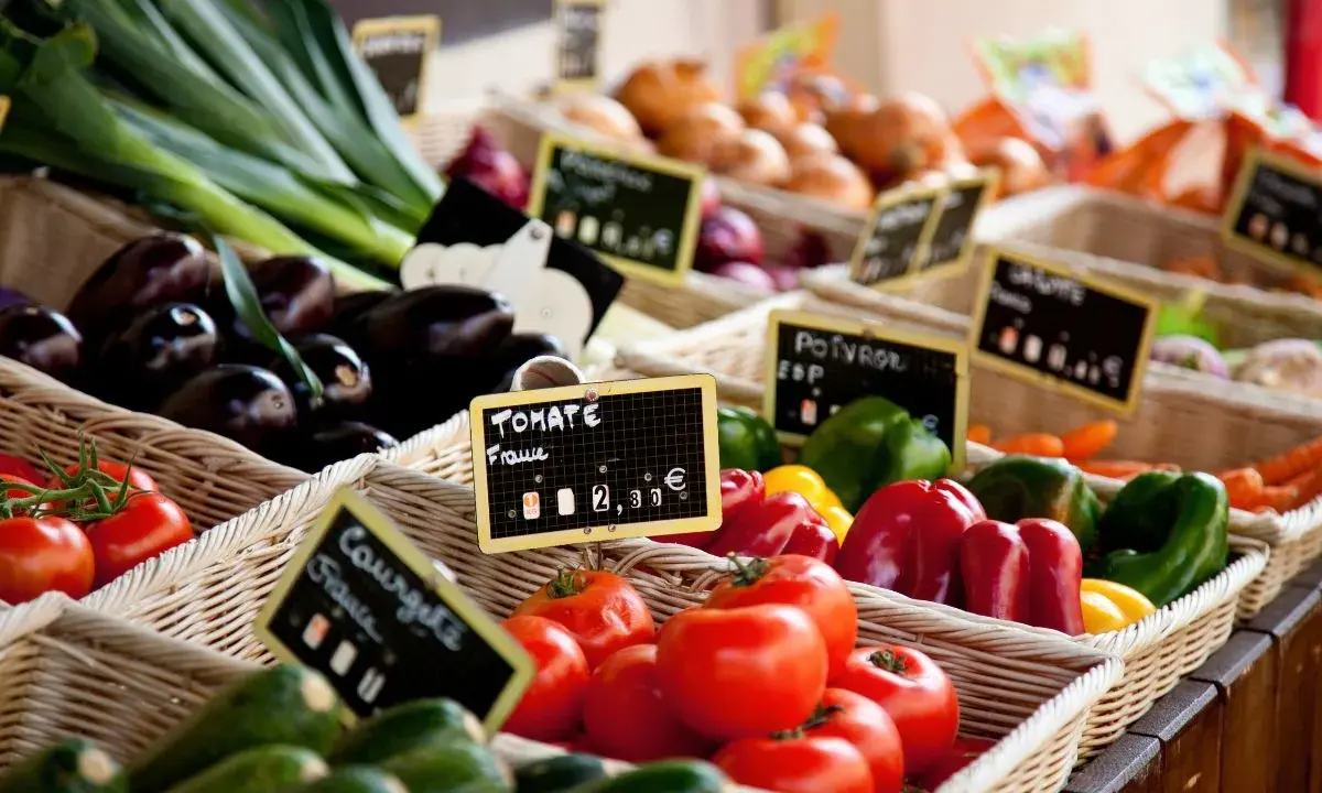 Légumes frais et colorés sur un marché provençal. Aubergines, tomates, poivrons et courgettes, un régal pour les yeux au marché Vaucluse.