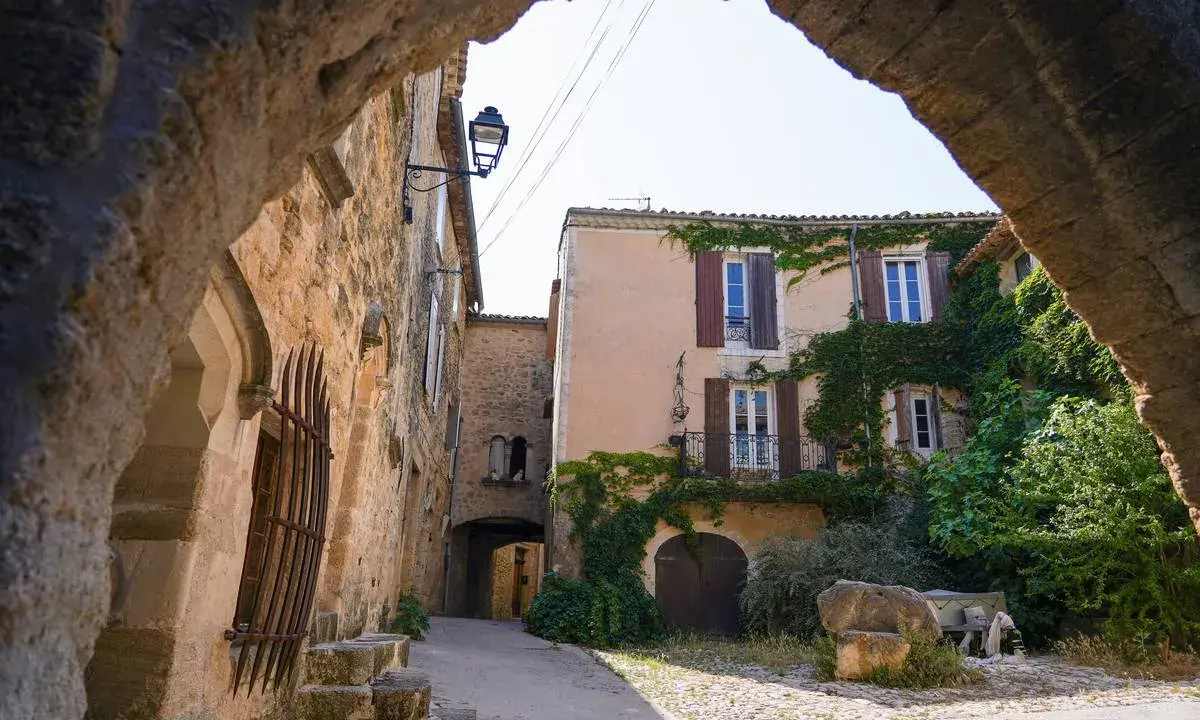 Un village pittoresque, typique du Vaucluse, avec ses maisons de pierre et ses volets clos. L'arche de pierre invite à découvrir ses ruelles.