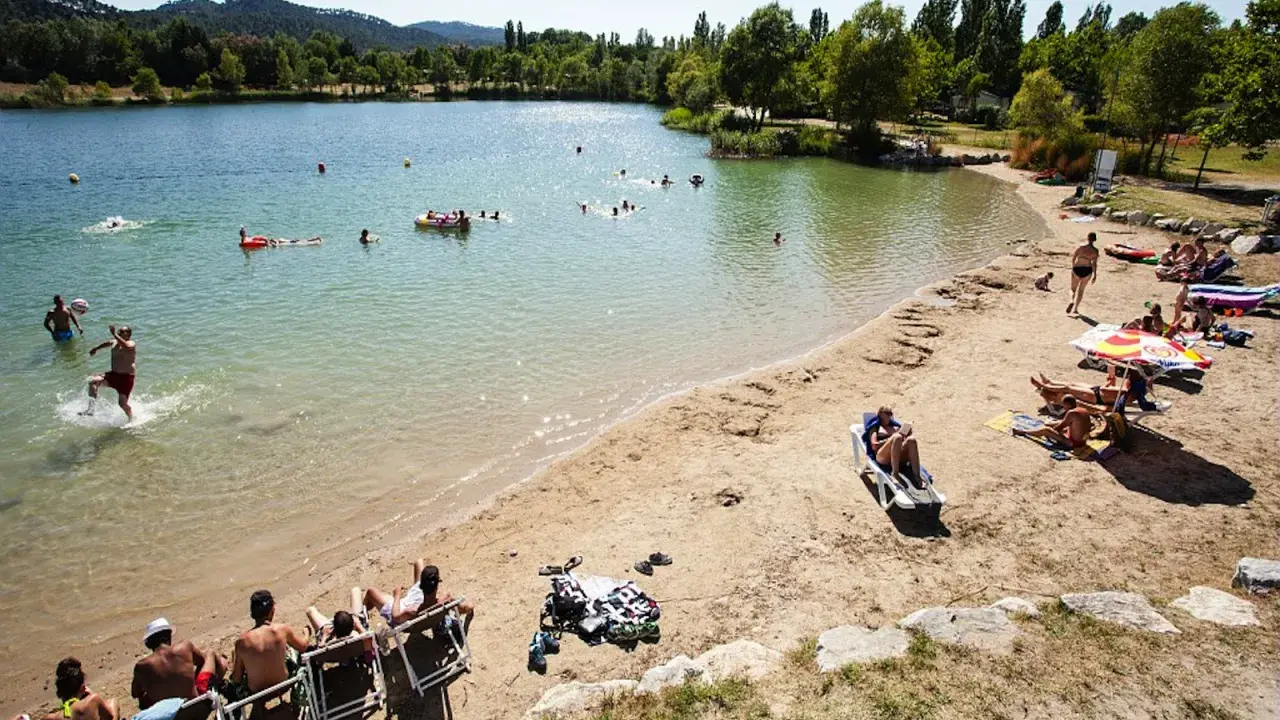 Baignade et détente sur la plage du lac de Cadenet. Avis : un lieu idéal pour profiter du soleil et de l'eau.
