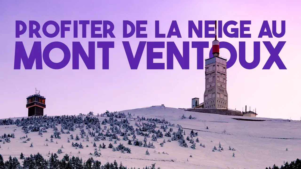 Profiter de la neige au Mont Ventoux, avec ses tours emblématiques sous un ciel violet.