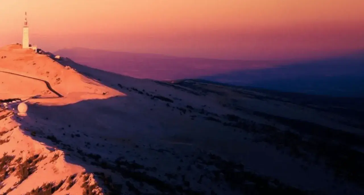 Le Mont Ventoux baigné de lumière rosée, un paysage de montagne spectaculaire, parfait pour une xrace Ventoux.