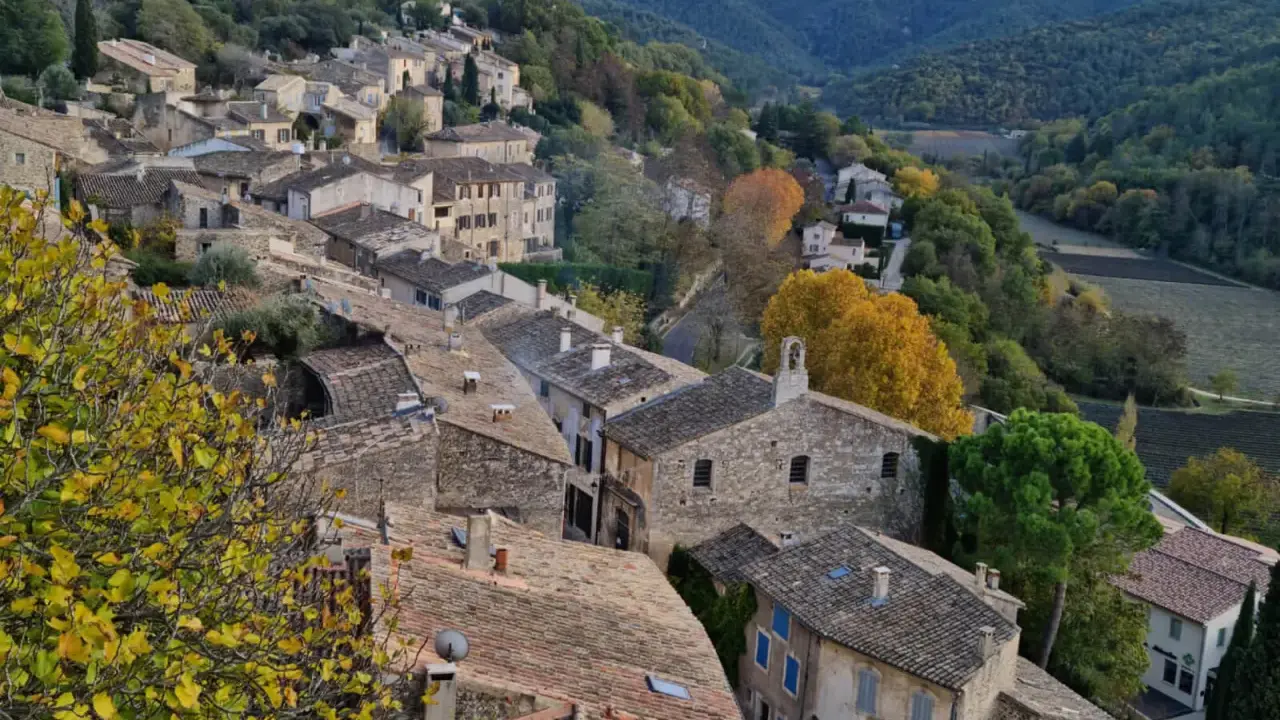 Vue panoramique de Menerbes, France, un village pittoresque perché sur une colline, avec ses toits de tuiles et ses maisons en pierre.