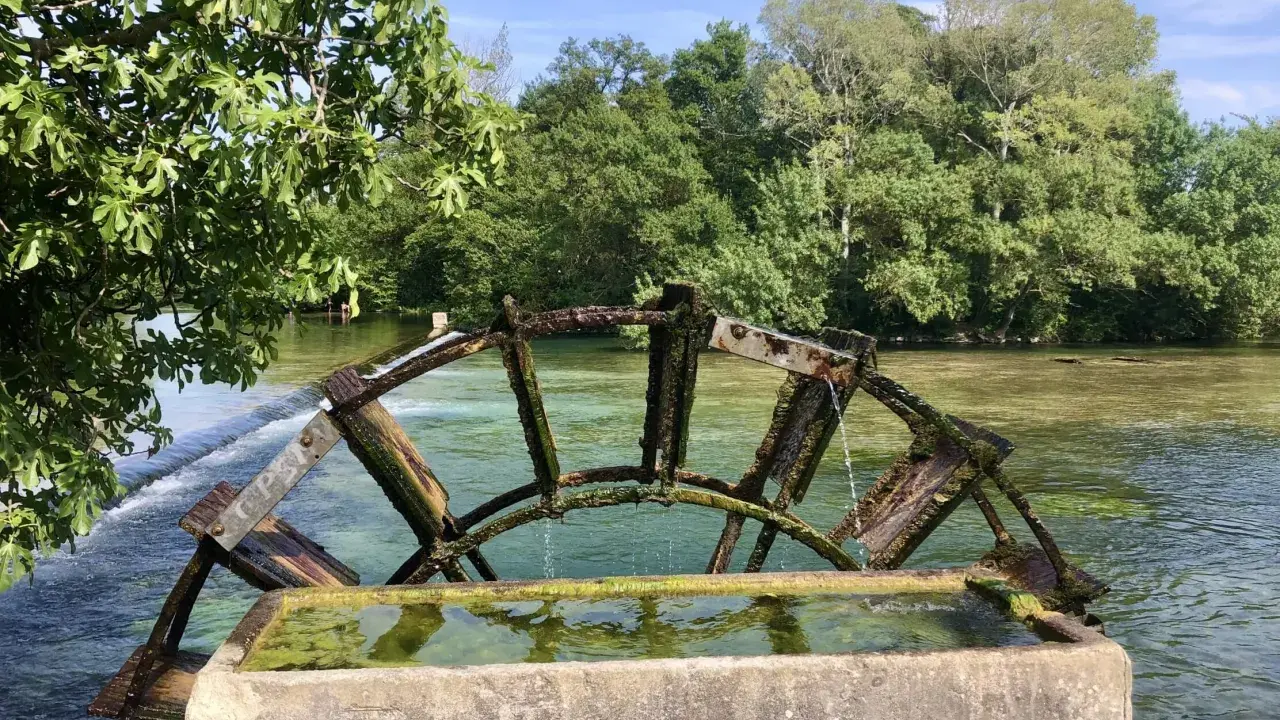 Roues à aubes en bois sur la Sorgue, parfait pour une balade en bateau à L'Isle-sur-la-Sorgue.