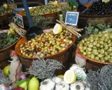 Ambiance de marché à Ansouis : des olives variées, des citrons, de l'ail et des herbes de Provence invitent à la dégustation.