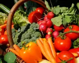 Panier garni de légumes frais, tomates, radis, brocolis, carottes, poivrons, salades, concombres. Un vrai régal du marché de Reillanne.