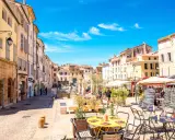 Une belle journée pour visiter Aix-en-Provence à pied. Les rues pavées, les façades colorées et les terrasses de café invitent à la flânerie.