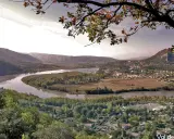 Vue panoramique d'une vallée avec une rivière sinueuse, des vignobles et un village. Idéal pour une randonnée à Pertuis.