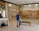 Une mère et sa fille admirent une fresque historique lors d'une exposition dans le Vaucluse.