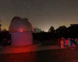 Nuit étoilée au saint michel l'observatoire. Un dôme d'observation et un groupe d'astronomes observent le ciel.