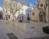 Place de l'église Saint-Sauveur à Manosque, avec sa fontaine et ses platanes dénudés.