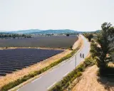 Deux cyclistes profitent des ocres et des champs de lavande en Provence.