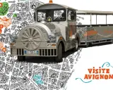 Le petit train touristique de Avignon, décoré de dessins de la ville, prêt à emmener les visiteurs découvrir les trésors d'Avignon.