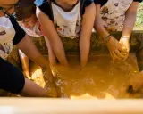 Des enfants s'amusent dans la boue, une super activité enfant Vaucluse pour explorer et créer.