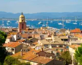 Vue panoramique de Saint-Tropez, avec son clocher emblématique et son port animé. Idéal pour savoir que faire à Saint-Tropez.
