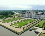 Magnifique chateau à visiter, avec ses jardins à la française et son canal. Un lieu de rêve pour une promenade.