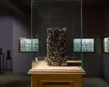 Sculpture en tire-bouchons dans une vitrine au musée du tire bouchon. Des vitrines murales exposent d'autres tire-bouchons anciens.