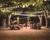 Soirée d'été en Provence sous les guirlandes lumineuses. Un dîner en plein air, parfait pour l'agenda des manifestations en Provence.
