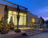 Sculptures et sapins illuminés devant la Fondation Blachère, ambiance festive au crépuscule.