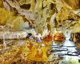 Intérieur de la grotte de Thouzon, avec ses stalactites et stalagmites. La durée de visite est d'environ 1h.