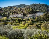Village perché dans le Lubéron, avec ses maisons de pierre et ses oliveraies. Idéal pour savoir que visiter dans le Lubéron.