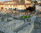 Ruines romaines de Vaison-la-Romaine. Combien de temps pour visiter ce site historique ? Une demi-journée suffit pour explorer ces vestiges.