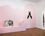 Exposition à la fondation Villa Datris : œuvres d'art contemporain sur fond rose, dont une sculpture abstraite noire et une installation de photos.