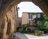 Un village pittoresque, typique du Vaucluse, avec ses maisons de pierre et ses volets clos. L'arche de pierre invite à découvrir ses ruelles.