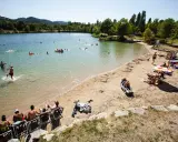 Baignade et détente sur la plage du lac de Cadenet. Avis : un lieu idéal pour profiter du soleil et de l'eau.