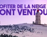 Profiter de la neige au Mont Ventoux, avec ses tours emblématiques sous un ciel violet.