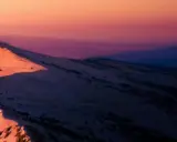 Le Mont Ventoux baigné de lumière rosée, un paysage de montagne spectaculaire, parfait pour une xrace Ventoux.