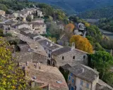 Vue panoramique de Menerbes, France, un village pittoresque perché sur une colline, avec ses toits de tuiles et ses maisons en pierre.