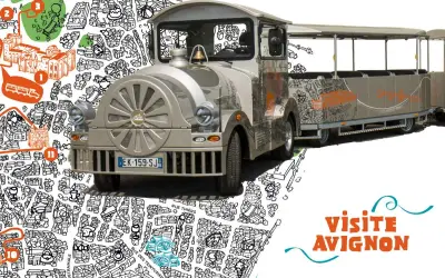 Le petit train touristique de Avignon, décoré de dessins de la ville, prêt à emmener les visiteurs découvrir les trésors d'Avignon.
