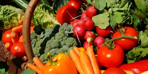 Panier garni de légumes frais, tomates, radis, brocolis, carottes, poivrons, salades, concombres. Un vrai régal du marché de Reillanne.