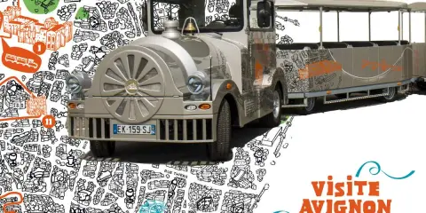Le petit train touristique de Avignon, décoré de dessins de la ville, prêt à emmener les visiteurs découvrir les trésors d'Avignon.