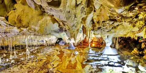 Intérieur de la grotte de Thouzon, avec ses stalactites et stalagmites. La durée de visite est d'environ 1h.