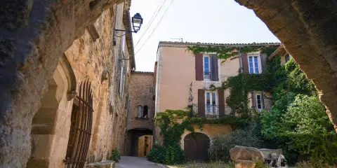 Un village pittoresque, typique du Vaucluse, avec ses maisons de pierre et ses volets clos. L'arche de pierre invite à découvrir ses ruelles.