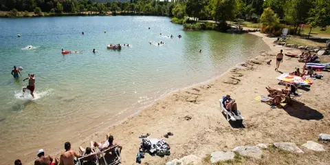 Baignade et détente sur la plage du lac de Cadenet. Avis : un lieu idéal pour profiter du soleil et de l'eau.