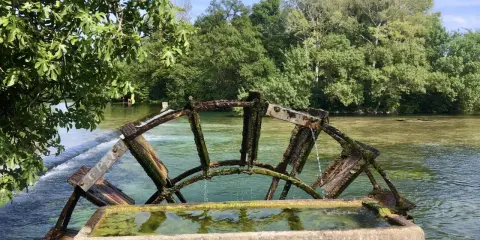 Roues à aubes en bois sur la Sorgue, parfait pour une balade en bateau à L'Isle-sur-la-Sorgue.