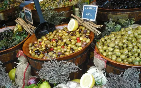 Ambiance de marché à Ansouis : des olives variées, des citrons, de l'ail et des herbes de Provence invitent à la dégustation.
