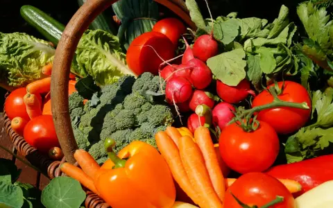 Panier garni de légumes frais, tomates, radis, brocolis, carottes, poivrons, salades, concombres. Un vrai régal du marché de Reillanne.
