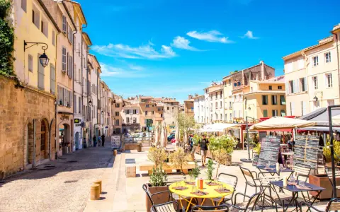 Une belle journée pour visiter Aix-en-Provence à pied. Les rues pavées, les façades colorées et les terrasses de café invitent à la flânerie.