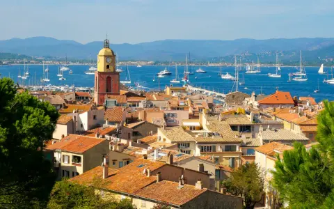 Vue panoramique de Saint-Tropez, avec son clocher emblématique et son port animé. Idéal pour savoir que faire à Saint-Tropez.